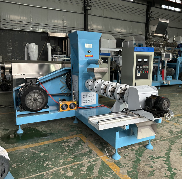 Automatic 600-700 Kg Fish Feed Pellet Making Machine / DGP120 Pet Dog Cat Food Pellet Extruder